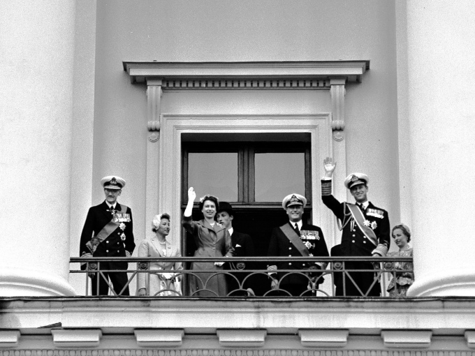 Queen Elizabeth and the Duke of Edinburgh waving from the Palace Balcony during their State Visit to Norway in 1955. Pictured here together with King Haakon, Princess Astrid, Prince Harald, Crown Prince Olav and Princess Ragnhild. Photo: NTB arkiv 